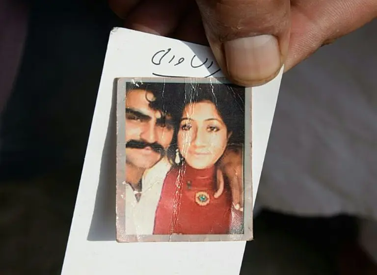 <p>El paquistan&iacute; Taufiq Ahmed muestra una fotograf&iacute;a de su mujer Muqaddas Bibi, degollada por sus familiares en la localidad de Buttaranwali, a 75 km de Lahore, el 17 de junio de 2016</p>