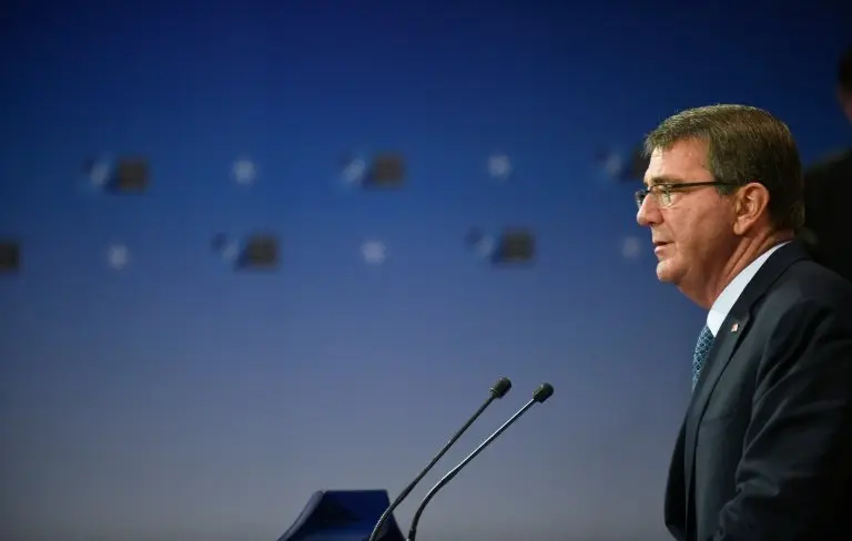 <p>El secretario de Defensa estadounidense, Ashton Carter, en una reuni&oacute;n de la OTAN en Bruselas, el 15 de junio de 2016</p>