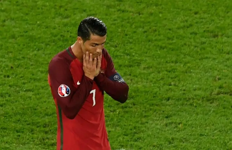 <p>El capit&aacute;n de Portugal, Cristiano Ronaldo, se lamenta luego de errar un penal ante Austria por la segunda fecha del grupo F de la Eurocopa, en el estadio Parc des Princes de Par&iacute;s, el 18 de junio de 2016</p>