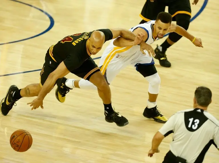 <p>Stephen Curry (D), de los Golden State Warriors, y Richard Jefferson, Cleveland Cavaliers, en un momento de la final de la NBA en Oakland, California, el 19 de junio de 2016</p>