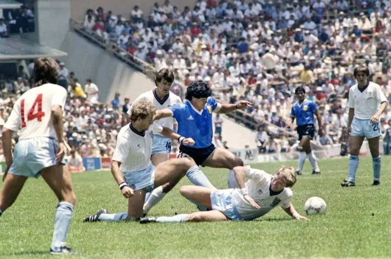 <p>El futbolista argentino Diego Maradona (c) dribla a tres ingleses en el partido de cuartos de final del Mundial de F&uacute;tbol de M&eacute;xico el 22 de junio de 1986 en Ciudad de M&eacute;xico</p>