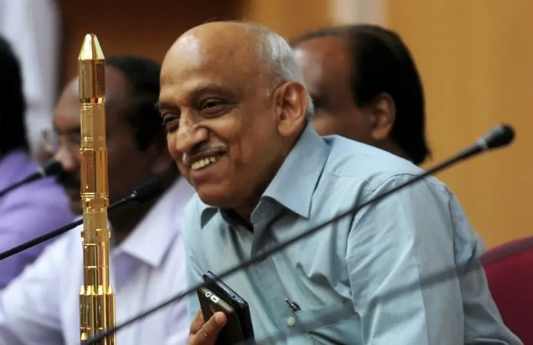 <p>Kiran Kumar, presidente de la Agencia India de Investigaci&oacute;n Espacial habla con la prensa luego del lanzamiento de un cohete con veinte sat&eacute;lites desde la base de Sriharikota, India, el 22 de junio de 2016</p>