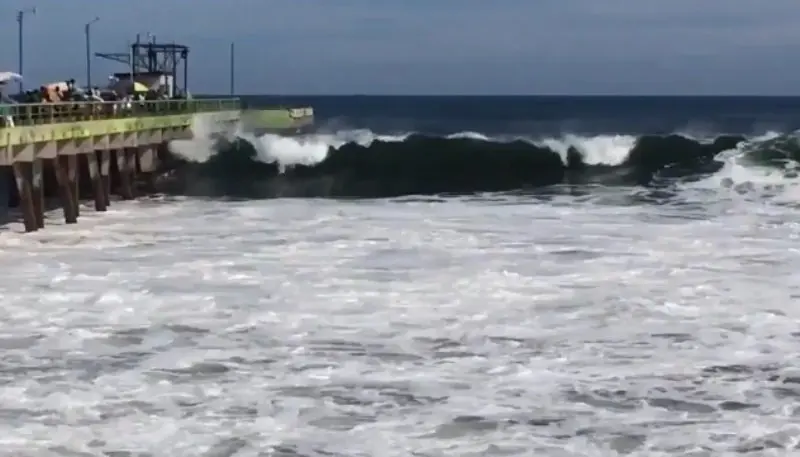 Olas grandes en muelle La Libertad