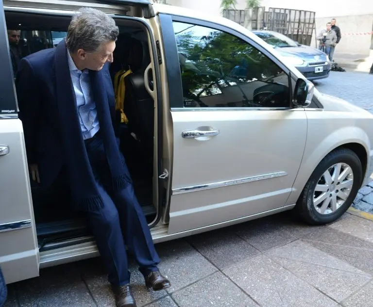 <p>El presidente argentino Mauricio Macri el 23 de junio de 2016 al abandonar la cl&iacute;nica donde fue operado de la rodilla</p>
