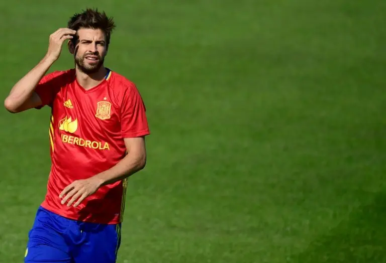 <p>El defensa Gerard Piqu&eacute; participa de una sesi&oacute;n de entrenamiento de Espa&ntilde;a en Saint Martin de R&eacute;, el 23 de junio de 2016</p>