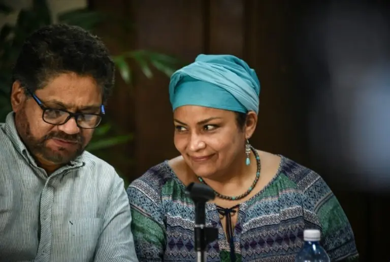 <p>Iv&aacute;n M&aacute;rquez (i) y Victoria Sandino, de la delegaci&oacute;n negociadora de las FARC, el 24 de junio de 2016</p>