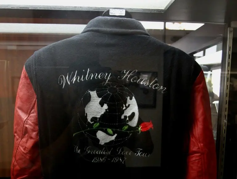 <p>Una chaqueta de la cantante Whitney Houston es exhibida d&iacute;as antes de la subasta de sus objetos personales el 22 de junio de 2016 en Beverly Hills</p>