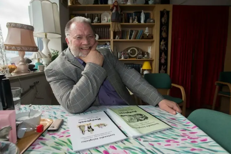 <p>El antrop&oacute;logo Magnus Skarphedinsson posa el 22 de abril de 2016 en Reikiavik. Desde el principio de los tiempos, los elfos han formado parte de la tradici&oacute;n de Islandia, pero los islandeses aseguran que se aparecen regularmente</p>