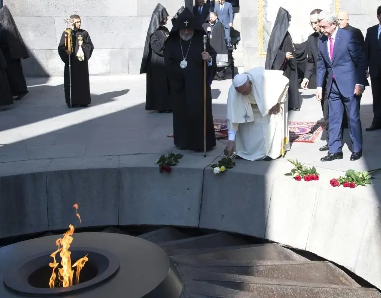 <p>El papa Francisco deposita una flor ante la llama eterna del Memorial del Genocidio de Tzitzernakaberd, este s&aacute;bado 25 de junio en Erev&aacute;n, la capital armenia</p>