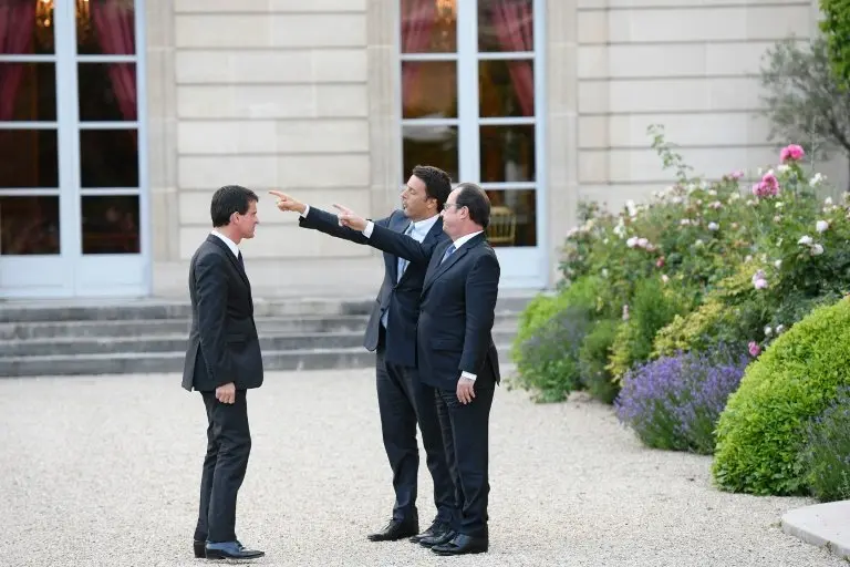 <p>El primer ministro italiano, Matteo Renzi (c), gesticula junto al presidente y al primer ministro de Francia, Fran&ccedil;ois Hollande (d) y Manuel Valls, respectivamente, el 25 de junio de 2016 en el palacio del Eliseo, en Par&iacute;s</p>