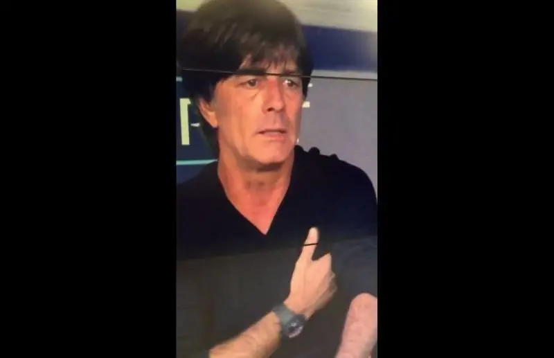 Joachim L&ouml;w rasc&aacute;ndose la axila