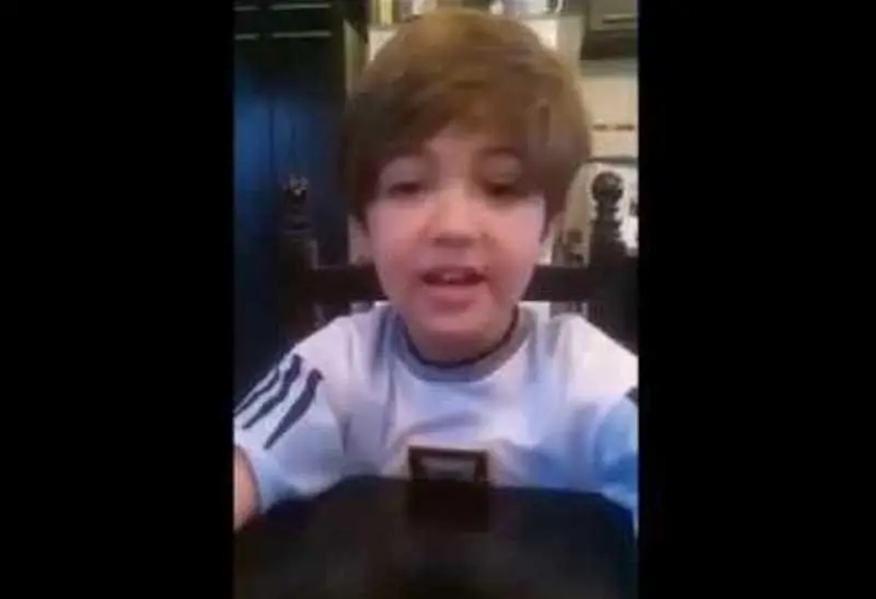 Ni&ntilde;o ruega a Messi que no se vaya