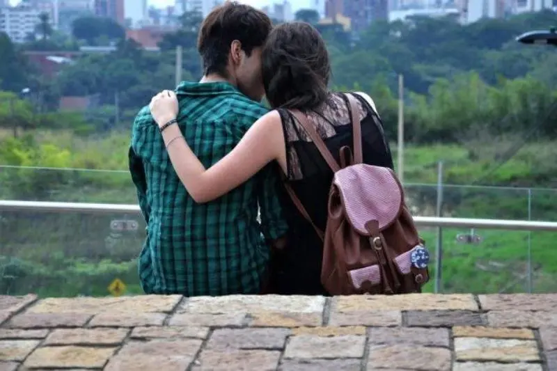 Pareja j&oacute;venes