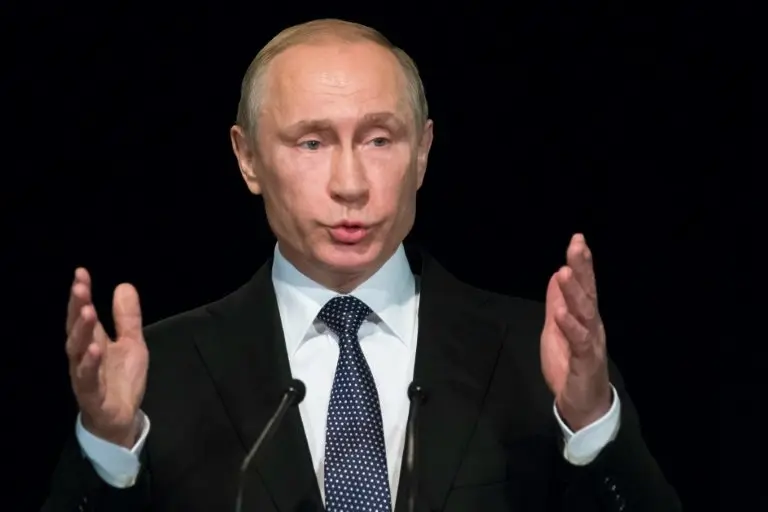 <p>Vladimir Putin se dirige a un grupo de estudiantes durante una visita a la Embajada de Alemania en Mosc&uacute;, este mi&eacute;rcoles 29 de junio</p>
