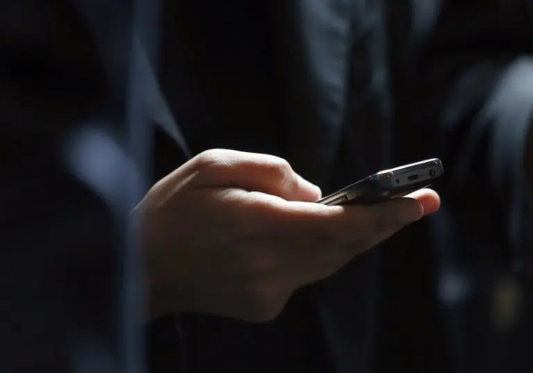 <p>Una persona sostiene un tel&eacute;fono celular el 13 de julio de 2012 en Par&iacute;s</p>