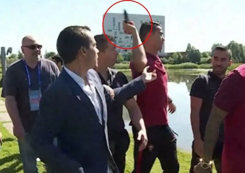 Cristiano tira micr&oacute;fono