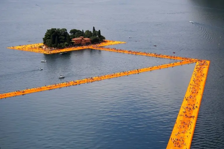 <p>Decenas de personas caminan sobre la instalaci&oacute;n de Christo Vladimirov Javacheff en el lago Iseo, en el norte Italia, el 18 de junio de 2016</p>