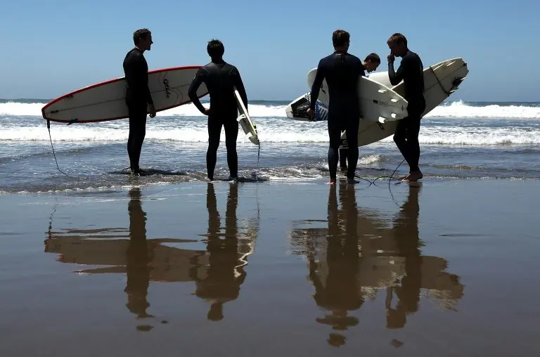 <p>Surfistas se preparan para ingresar al oc&eacute;ano en una playa de San Francisco, California, el 21 de junio de 2011</p>