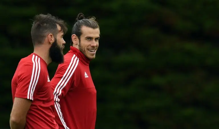 El centrocampista gal&eacute;s Joe Ledley (izq) y el delantero Gareth Bale en un entrenamiento con su selecci&oacute;n en Dinard, noroeste de Francia, el 5 de julio de 2016