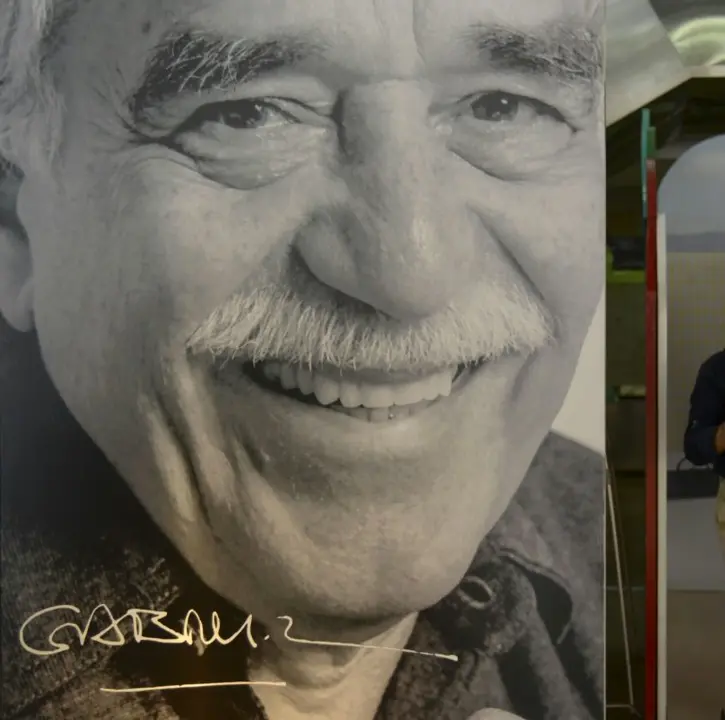 <p>Un cartel con la imagen del fallecido premio Nobel de Literatura colombiano Gabriel Garc&iacute;a M&aacute;rquez desplegado en Medell&iacute;n, el 30 de septiembre de 2014</p>