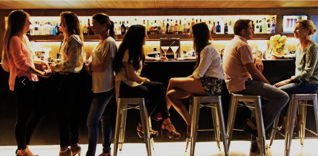 espa&ntilde;oles bebiendo