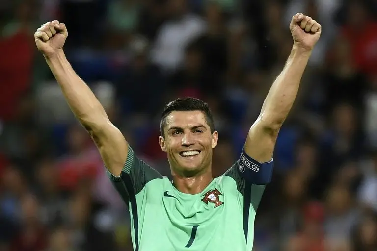 <p>El delantero portugu&eacute;s Cristiano Ronaldo celebra el 2-0 que le daba a su selecci&oacute;n el pase a la final de la Eurocopa por encima de Gales, cerca de Lyon el 6 de julio de 2016</p>