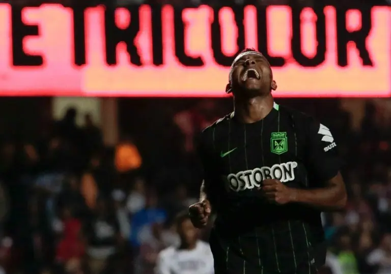 <p>El jugador del Atl&eacute;tico Nacional, Miguel Borja, celebra luego de convertir un gol ante el Sao Paulo el 6 de julio de 2016 en Sao Paulo</p>
