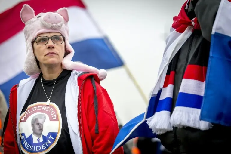 <p>Simpatizante del movimiento holand&eacute;s anti-islam, Pegida, se manifiestan junto al tribunal de Schiphol, en Badhoevedorp, el 18 de marzo de 2016 durante un juicio contra el l&iacute;der de la ultraderecha holandesa Geert Wilders</p>