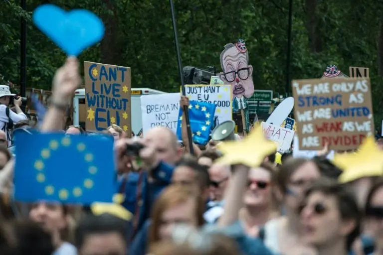 <p>Miles de personas marchan el 2 de julio de 2016 en Londres, mostrando su rechazo a la salida de Reino Unido de la Uni&oacute;n Europea</p>