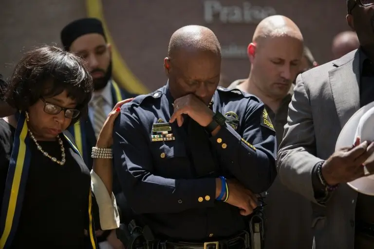 <p>El jefe de la polic&iacute;a de Dallas (EEUU), David Brown, reza por los agentes fallecidos por los disparos de un francotirador, el 8 de julio de 2016</p>