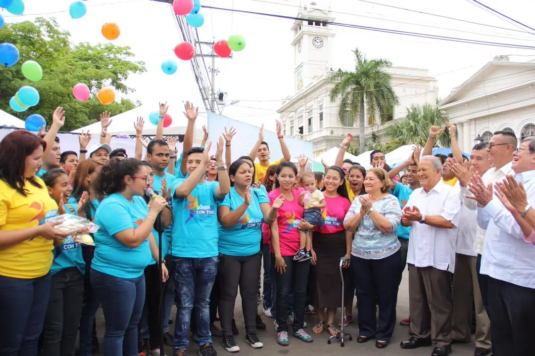 Presidente con j&oacute;venes