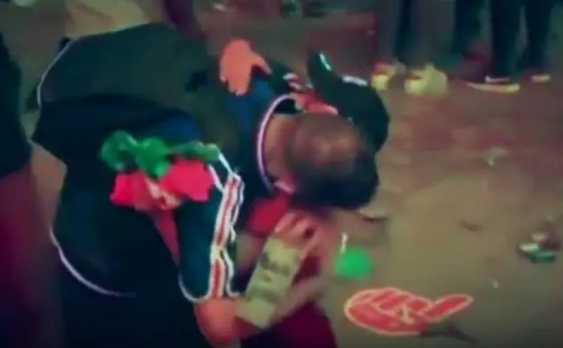Ni&ntilde;o portugu&eacute;s consuela a hincha franc&eacute;s