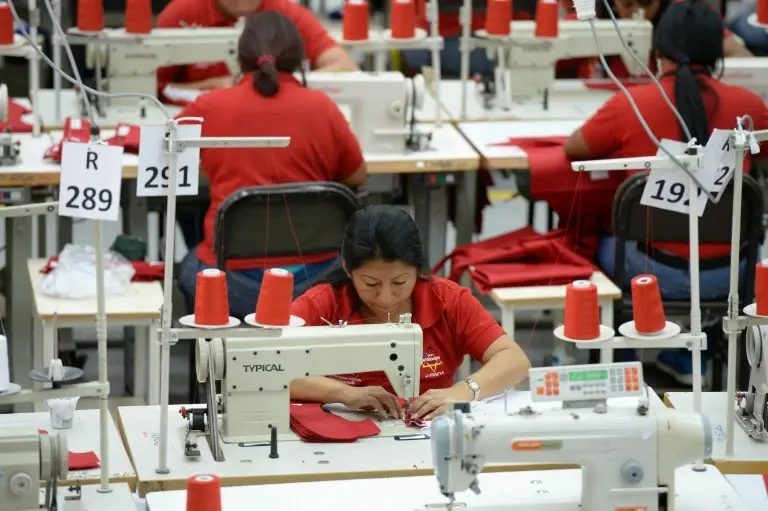 Trabajadores en una f&aacute;brica de confecciones en el complejo militar de las fuerzas armadas en Caracas el 19 de marzo de 2016