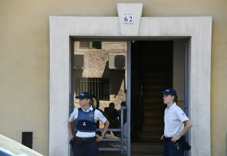 <p>Oficiales de la polic&iacute;a y la gendarmer&iacute;a francesas hacen guardia a la entrada de un edificio en Niza, cerca del lugar del ataque, el 15 de julio de 2016</p>