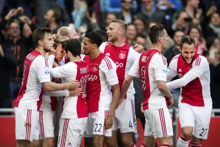 <p>Los jugadores del Ajax celebran un gol en un partido liguero contra el Twente en &Aacute;msterdam el 1 de mayo de 2016</p>