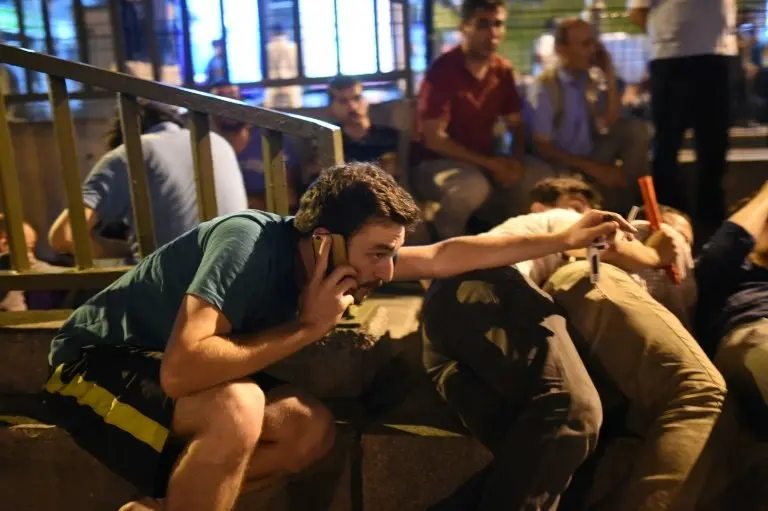 <p>La gente se pone a cubierto en el puente sobre el B&oacute;sforo, en Estambul, en medio de choques entre militares y manifestantes contra el anuncio de un golpe de Estado en Turqu&iacute;a, el 15 de julio de 2016</p>