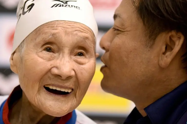 <p>La nadadora japonesa Mieko Nagaoka, de 101 a&ntilde;os, escucha a su entrenador Shintaro Sawada durante el Masters de nataci&oacute;n de Jap&oacute;n, el 14 de julio de 2016 en Narashino</p>