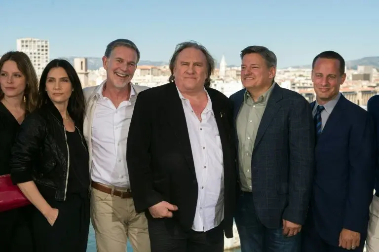 <p>De izquierda a derecha, el cofundador y director de Netflix, Reed Hastings, y a su lado, el actor franc&eacute;s G&eacute;rard Depardieu en el lanzamiento de la serie "Marseille", el 4 de mayo de 2016 en Marsella</p>