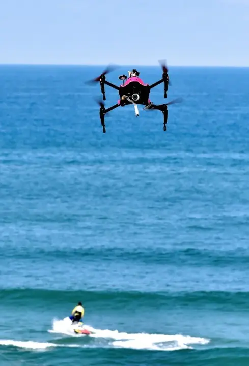 <p>El dron Helper realiza una demostraci&oacute;n sobre las aguas de la playa de Biscarrosse, Francia, el 8 de julio de 2016</p>