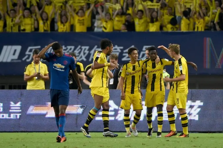 <p>Jugadores del Borussia Dortmund celebran un gol frente al Manchester United en Shangh&aacute;i, China, el 22 de julio de 2016</p>