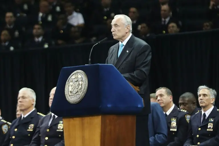 <p>El inspector jefe de la Polic&iacute;a de Nueva York Bill Bratton discursa durante la graduaci&oacute;n de nuevos miembros de la polic&iacute;a de Nueva York en una ceremonia en el Madison Square Garden el 1 de julio de de 2016 en Nueva York.</p>