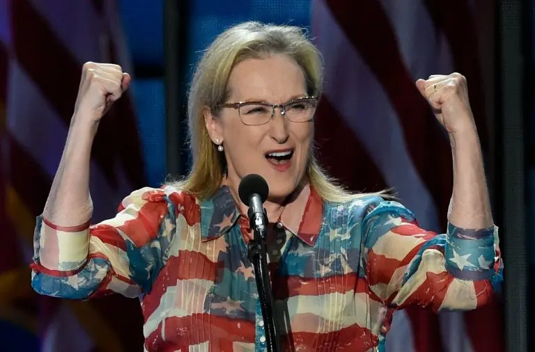 <p>La actriz estadounidense Meryl Streep festeja la inminente nominaci&oacute;n de Hillary Clinton como candidata oficial dem&oacute;crata a la presidencia estadounidense, el 26 de julio de 2016</p>
