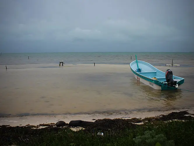 60802104. Punta Herrero, Quintana Roo, 2 Ago 2016 (Notimex- Francisco G&aacute;lvez).-  Ante el pron&oacute;stico de fuertes lluvias durante los pr&oacute;ximos d&iacute;as, debido a la tormenta tropical Earl, autoridades y pobladores preparan acciones y medidas preventivas para implementar en el estado. NOTIMEX/FOTO/ FRANCISCO G&Aacute;LVEZ/FRE/WEA/