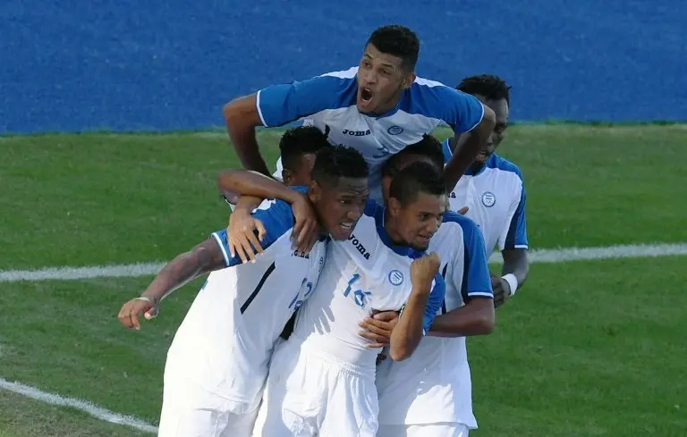 <p>El jugador de Honduras Romell Quito (I) celebra con sus compa&ntilde;eros de equipo luego de anotar un gol contra Argelia en el partido por los Juegos Ol&iacute;mpicos el 4 de agosto de 2016 en Rio de Janeiro</p>