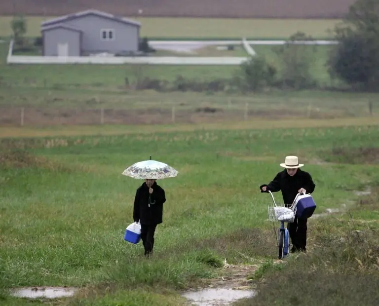 <p>Unos ni&ntilde;os amish acuden al colegio el 6 de octubre de 2006 en Nickel Mines (Pensilvania, EEUU)</p>