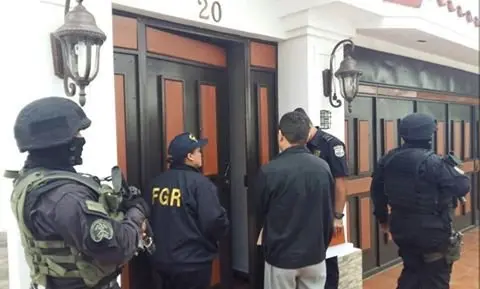 Fiscales en allanamiento a propiedades de Miguel Men&eacute;ndez.