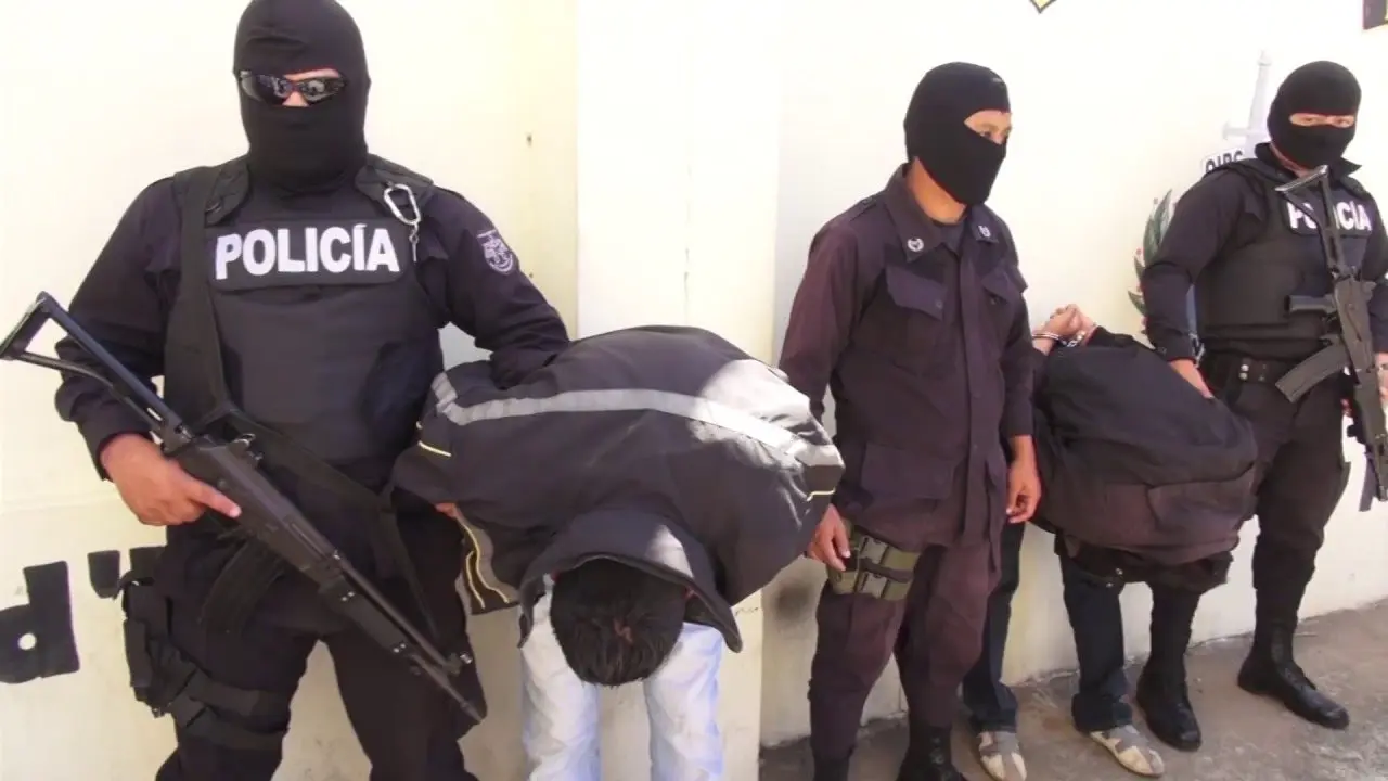 polic&iacute;as detenidos