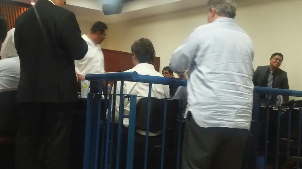 mart&iacute;nez de espaldas