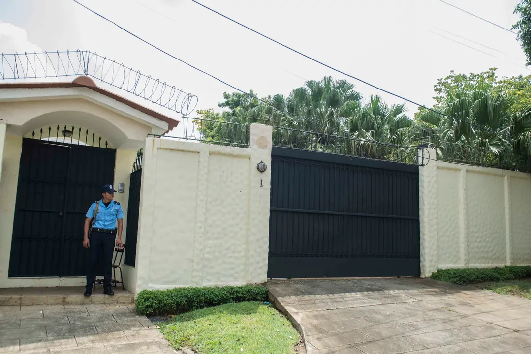 Managua, Nicaragua.06/09/2016. Casa en residencial Las Colinas donde se hospeda el ex presidende de El Salvador Mauricio Funes, se&ntilde;alado en su pais de actos de corrupcion. En la imagen el Editor de Poderes del Diario La prensa, Ismael Lopez al intentar conseguir una entrevista con el ex mandatario. Oscar Navarrete/ LA PRENSA.