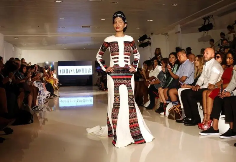 Modelo rociada con &aacute;cido